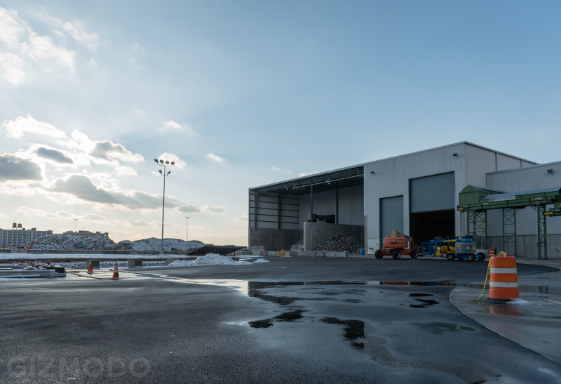 Illustration for article titled A Tour of the Largest Commingled Recycling Plant in the U.S.